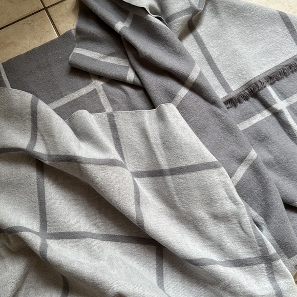 Soft large rectangular winter scarf (grey tones) - Picture 2 of 4